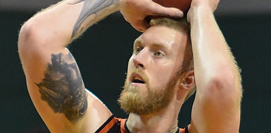 Lee’s magic sinks Manchester